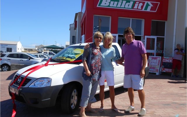 Die wenner, Sandra Otto (links) ontvang die sleutels van haar bakkie van Silvana en Eddie Burger, eienaars van Build It